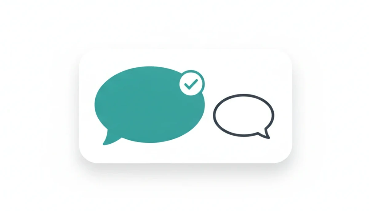 En stor grønnblå snakkeboble med en hake ved siden av en mindre, tom snakkeboble, som symbol på en chatbot som gir deg rett